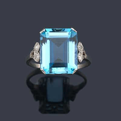 : Anillo con aguamarina talla esmeralda de aprox. 6,00 ct. En montura de platino con diamantes 