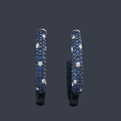 : Criollas con pav&eacute; de zafiros de aprox. 5,03 ct en total salpicado por brillantes de aprox. 0 