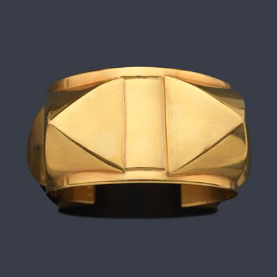 : HERM&Egrave;S, Par&iacute;s Brazalete de la colecci&oacute;n "Clou M&egrave;dor" en metal dorado. HERM&Egrave;S, Par&iacute;s Brazalete 