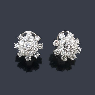 : Pendientes cortos con dise&ntilde;o de roset&oacute;n de brillantes de aprox. 6,00 ct en total. Pendientes 