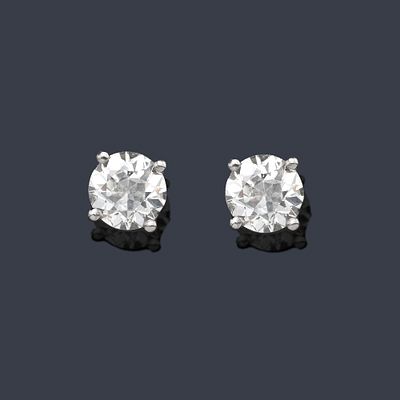 : Dormilonas con pareja de brillantes de aprox. 1,06 y 1,18 ct respectivamente. Dormilonas con 