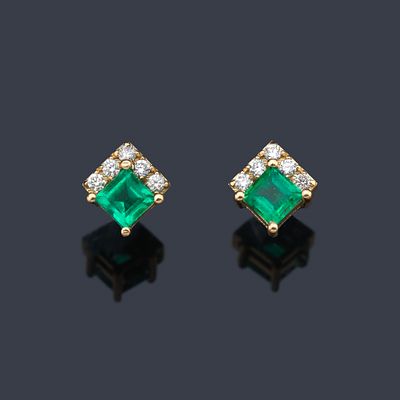 : Pendientes cortos con pareja de esmeraldas de aprox. 0,50 ct con semiorla de brillantes de 