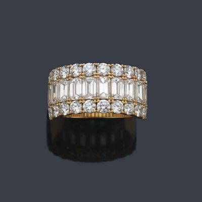 : Anillo ancho con diamantes talla esmeralda de aprox. 2,37 ct y brillantes de 1,64 ct total. An 