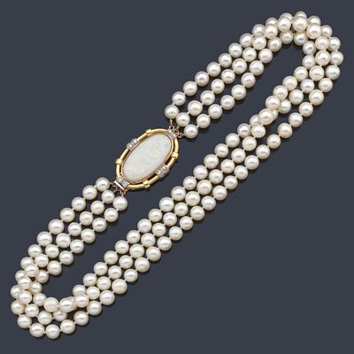 : Elegante collar de tres hilos de perlas cultivadas de 8,3 mm con broche oval de oro amarillo 