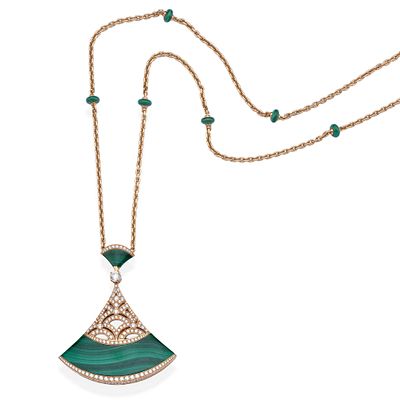 : BVLGARI Collar largo de la colecci&oacute;n 'Diva Dreams' con piezas de malaquitas talladas y 