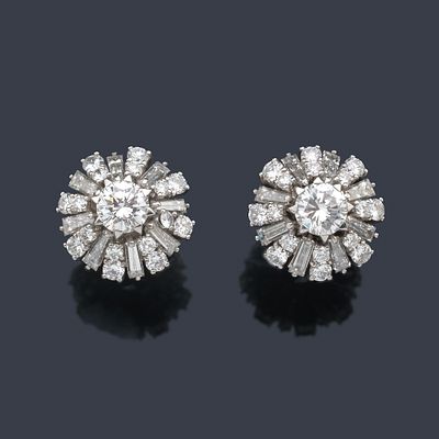 : Pendientes cortos con dise&ntilde;o roset&oacute;n con brillante central y orla de diamantes talla trapecio 