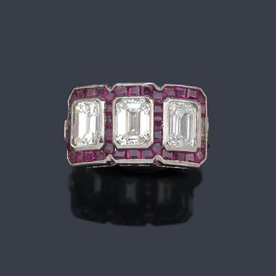 : Anillo con tres diamantes talla esmeraldas de aprox. 2,20 ct en total con orla de rub&iacute;es 