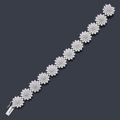: Pulsera con 12 motivos de rosetones de brillantes de aprox. 8,80 ct en total. Pulsera con 12 