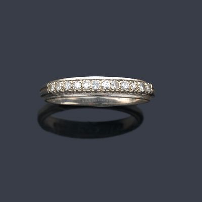 : Media alianza con banda de diamantes talla 8/8 en montura de oro blanco de 18K. Media alianza 
