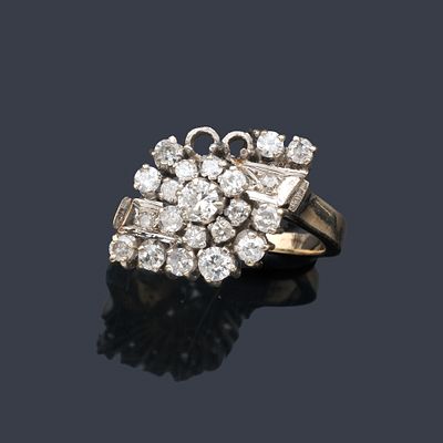 : Anillo con cuajado de diamantes talla brillantes y 8/8 de aprox. 1,20 ct en total. Anillo con 