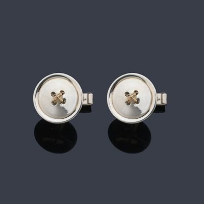 : TIFFANY & Co. Gemelos con dise&ntilde;o de bot&oacute;n en plata y oro de 18 K. Con funda original. TIFFANY 