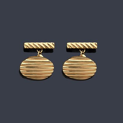 : Gemelos ovales con decoraci&oacute;n rayada en oro amarillo de 18 K. Gemelos ovales con 