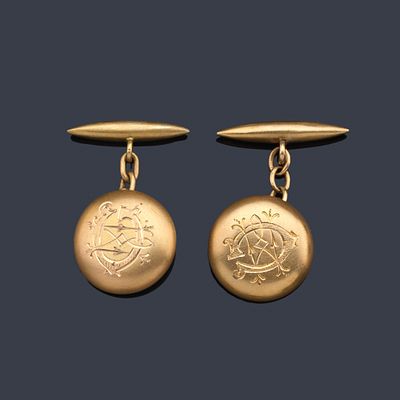 : Gemelos circulares con iniciales grabadas en oro amarillo de 18 K. Gemelos circulares con 