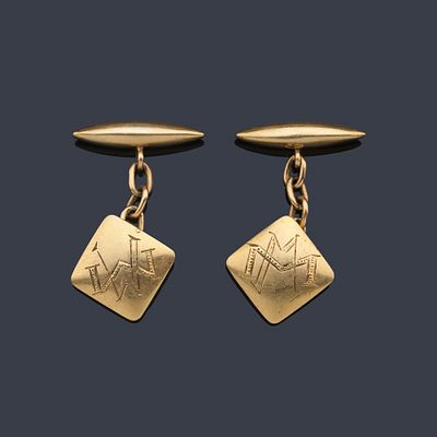 : Gemelos con dise&ntilde;o cuadrado en oro amarillo de 18 K y grabaci&oacute;n en el centro de iniciales "MM". 