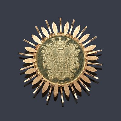 : Broche en forma de sol en oro de 18 K con moneda conmemorativa "Del Ilustre Colegio de 