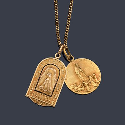 : Cadena con dos medallas devocionales en oro amarillo de 18 K. Cadena con dos medallas 