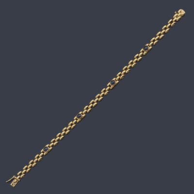: Pulsera de oro amarillo de 18 K con dise&ntilde;o panther intercalada con cuatro zafiros talla cabuj&oacute;n. 