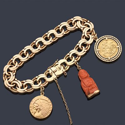 : Pulsera con eslabones barbados y tres colgantes de monedas en oro de 22 K y buda en coral. Puls 