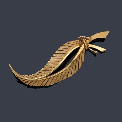 : Broche en forma de hoja en oro amarillo de 18 K. A&ntilde;os 70. Broche en forma de hoja en oro 