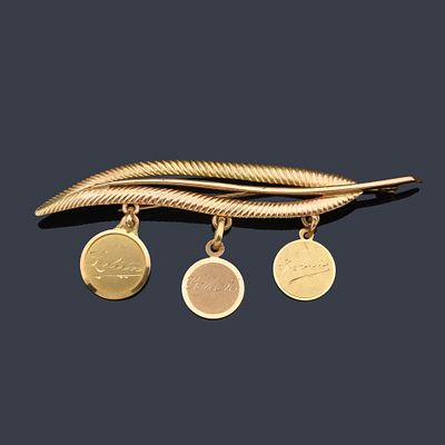 : Broche en forma de hoja con tres placas colgando en oro amarillo de 18 K. Broche en forma de 