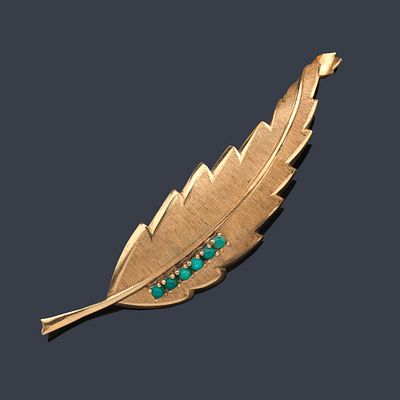 : Broche en forma de hoja con peque&ntilde;as turquesas en oro amarillo mate de 18K. A&ntilde;os '70. Broche 