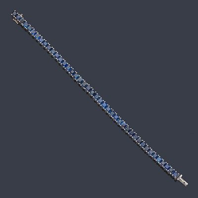 : Pulsera rivi&egrave;re con zafiros calibrados de aprox. 15 ct en total. Pulsera rivi&egrave;re con zafiros 