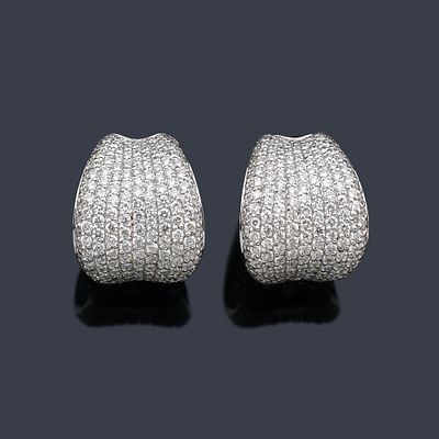 : Pendientes cortos tipo criolla con pav&eacute; de brillantes de aprox. 4,00 ct. Pendientes cortos 