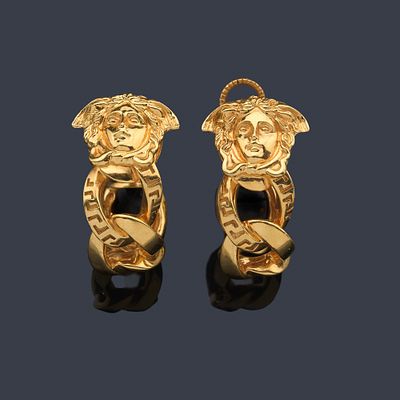 : GIANNI VERSACE Pendientes tipo criolla con dise&ntilde;o de medusa y eslabones barbados en montura 