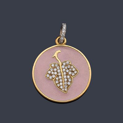 : Colgante circular en esmalte rosa con cetro de hoja de parra cuajada de brillantes. Colgante 