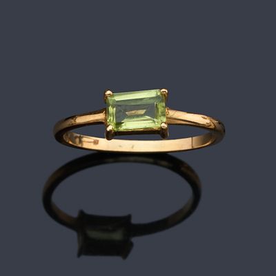 : Anillo con peridoto talla rectangular de aprox. 0,35 ct en montura de oro amarillo de 18K. Ani 