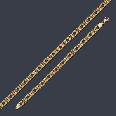 : Conjunto de collar y pulsera con eslabones mateados y brillo entrelazados en oro amarillo de 18 K.