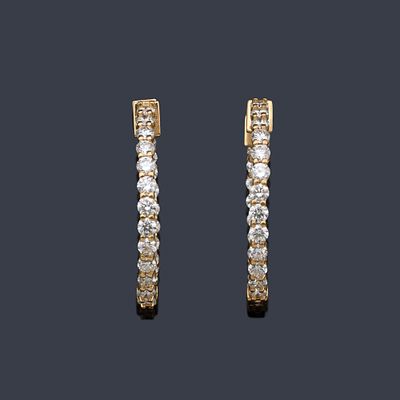 : Criollas con banda de brillantes de aprox. 2,45 ct en total. Criollas con banda de brillantes 