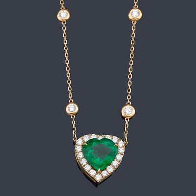 : Collar con colgante central con esmeralda talla coraz&oacute;n de aprox. 3,79 ct y orla de 