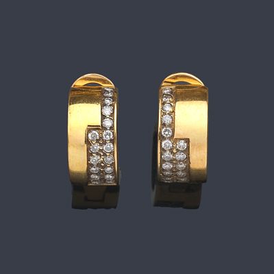 : Pendientes tipo criollas en oro amarillo de 18 K con dos bandas de brillantes. Pendientes 