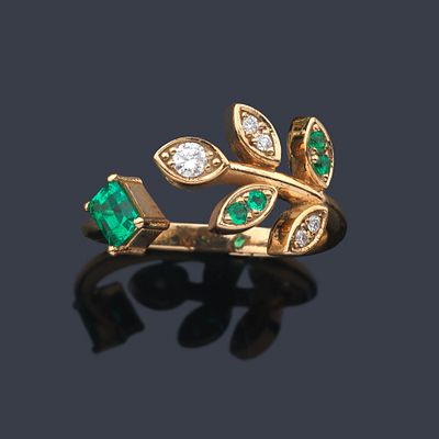 : Anillo con esmeralda de aprox. 0,50 ct y dise&ntilde;o en forma de rama con brillantes y esmeraldas 