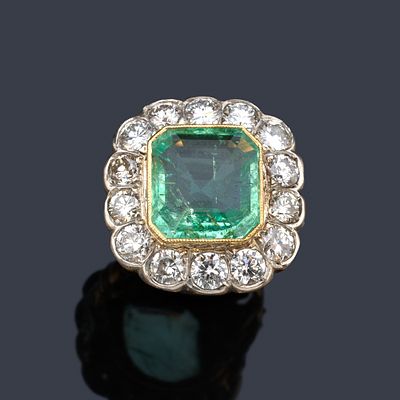 : Anillo con esmeralda talla octogonal de aprox. 5,68 ct y orla de brillantes de aprox. 3,08 ct 