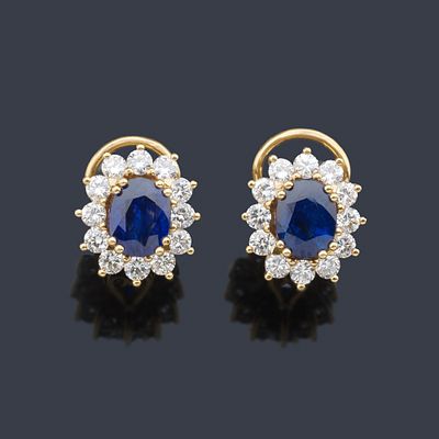 : Pendientes con pareja de zafiros talla oval de aprox. 3,69 ct con orla de brillantes de 