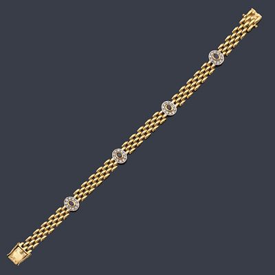 : Pulsera en oro amarillo de 18K con cuatro centros de rub&iacute;es orlados de brillantes. Pulsera en 