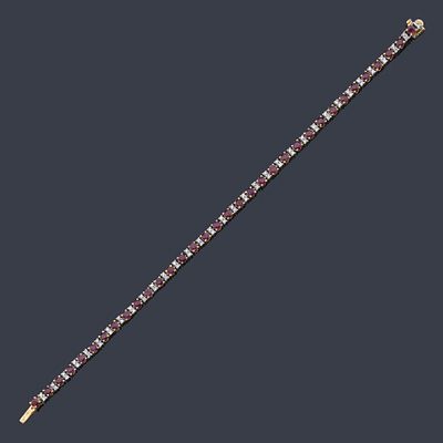 : Pulsera rivi&egrave;re con rub&iacute;es y diamantes de aprox. 1,78 ct en total. Pulsera rivi&egrave;re con rub&iacute;es 