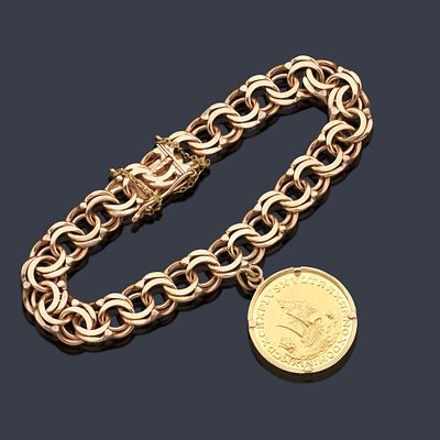 : Pulsera con eslabones barbados en oro amarillo de 18K con moneda conmemorativa colgante en 