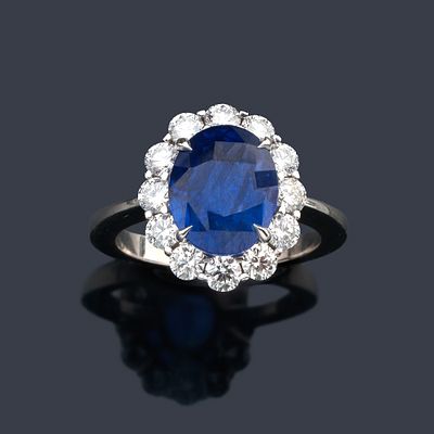 : Anillo con gran zafiro talla oval de aprox. 4,98 ct con orla de brillantes de aprox. 1,05 ct 