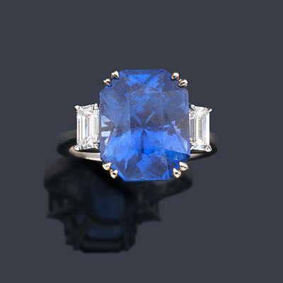 : Anillo con zafiro talla oval de aprox. 10,90 ct con dos diamantes talla baguette de aprox. 0 