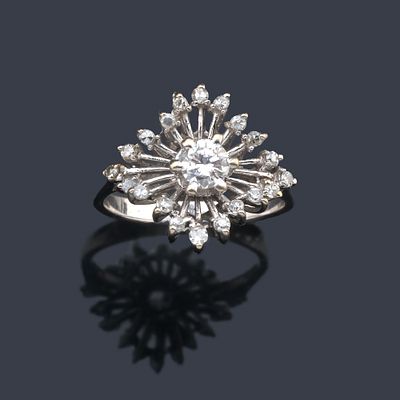 : Anillo con dise&ntilde;o de roset&oacute;n de aprox. 0,12 ct con semiorla de brillantitos de aprox. 0,20 ct 
