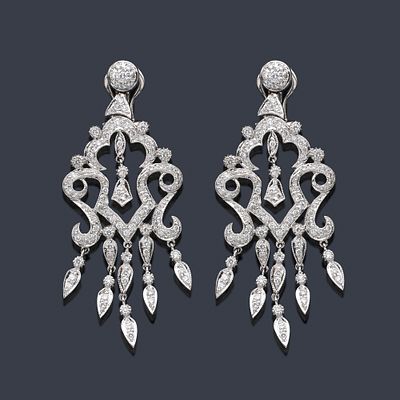 : Pendientes largos tipo 'chandelier' con brillantes de aprox. 1,74 ct en total. Pendientes 