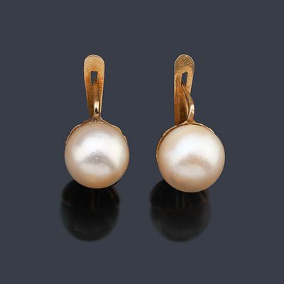 : Pendientes cortos de perlas cultivadas en oro amarillo de 18 K. Pendientes cortos de perlas 