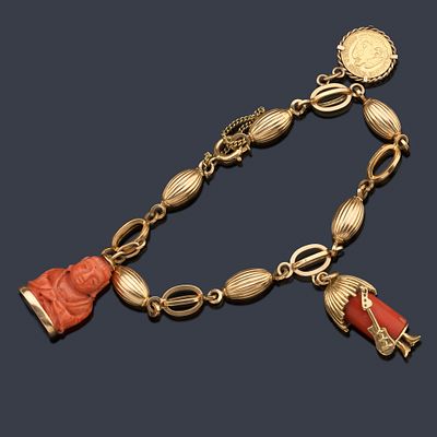 : Pulsera en oro amarillo de 18 K con eslabones calados y gallonados, dos colgantes de coral y 