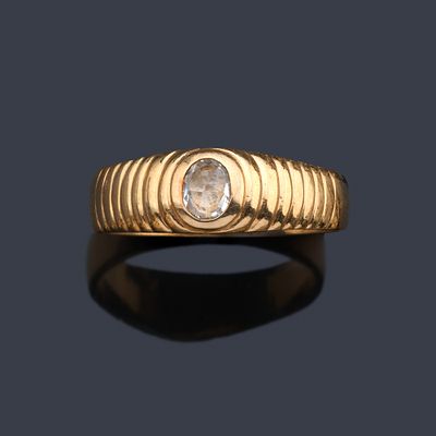 : Anillo con diamante talla holandesa en montura gallonada en oro amarillo de 18K. Anillo con 