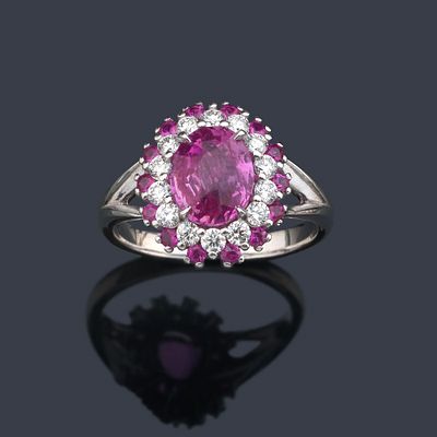: Anillo con zafiro rosa talla oval de aprox. 2,67 ct con doble orla de brillantes de aprox. 0 
