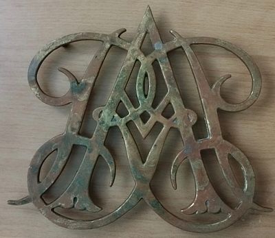 תחתית לסיר, דוגמת Queen Anne, ארה"ב 1950. כיתוב בתחתית - CW10-10, Copyright 1950, Queen Anne 