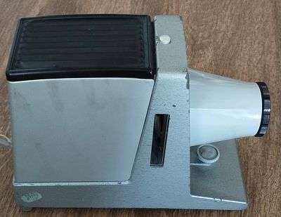 מקרן שקופיות ישן Agfa. . Agfa CP 44V. 
מזוודה מקורית. 
מאוורר פועל, נורה לא נדלקת.